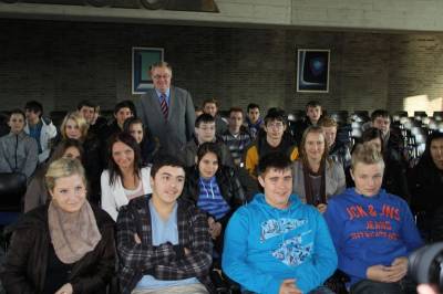 Reinhold Sendker MdB im Gesprch mit Schlern der Stdtischen Realschule Ahlen.  - Reinhold Sendker MdB im Gespräch mit Schülern der Städtischen Realschule Ahlen. 