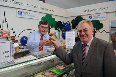 Heinrich Schrer, Molkerei Humana berreicht Reinhold Sendker MdB ein leckeres Eis aus eigener Produktion. - Heinrich Schröer, Molkerei Humana überreicht Reinhold Sendker MdB ein leckeres Eis aus eigener Produktion.