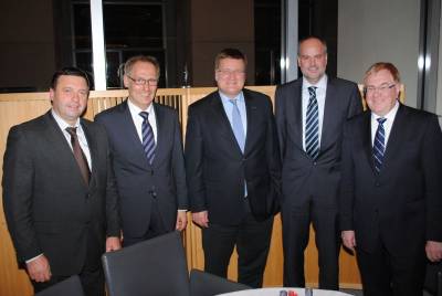 Trafen sich zum Gesprch im Reichstag: (v.l.) Volkmar Vogel MdB, Reinhard Schulte, Dirk Biesenbach, Andr Pieperjohanns und Reinhold Sendker MdB. - Trafen sich zum Gespräch im Reichstag: (v.l.) Volkmar Vogel MdB, Reinhard Schulte, Dirk Biesenbach, André Pieperjohanns und Reinhold Sendker MdB.