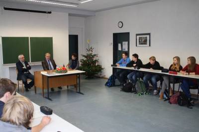 Reinhold Sendker (m.) holte jetzt eine Diskussion mit der Jahrgangsstufe 10 der Realschule Oelde nach und berichtete ausfhrlich ber seine Arbeit in Berlin und im Wahlkreis Warendorf. - Reinhold Sendker (m.) holte jetzt eine Diskussion mit der Jahrgangsstufe 10 der Realschule Oelde nach und berichtete ausführlich über seine Arbeit in Berlin und im Wahlkreis Warendorf.