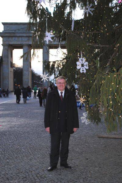 Reinhold Sendker MdB vor dem Brandenburger Tor. - Reinhold Sendker MdB vor dem Brandenburger Tor.