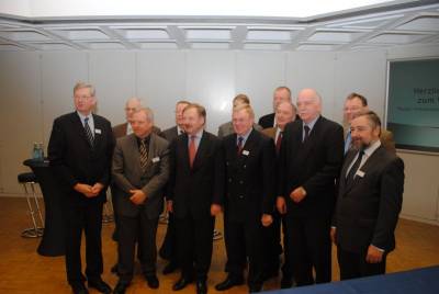 (v.l.):Karl Schiewerling MdB, Bernhard Tenhumberg MdL, Dirk Griepenburg, Prof. Gerd Stwer, Dirk Fischer MdB, Christina Schulze-Fcking, Reinhold Sendker MdB, Ruprect Polenz MdB, Dr. Eberhard Christ, Bernhard Schemmer MdL, Michael Heinz, Michael Geuckler
