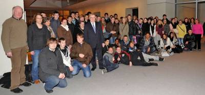 Reinhold Sendker MdB mit den Schlern der Anne-Frank-Schule im Reichstag. - Reinhold Sendker MdB mit den Schülern der Anne-Frank-Schule im Reichstag.