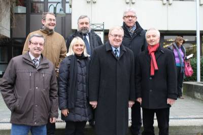 v.l.: Trafen sich, um sich ber die Bahnsituation in Tegte auszutauschen: Karl-Heinz Greiwe, Christoph Boge, Elke Duhme, Michael Geuckler, Reinhold Sendker MdB, Heinrich Segbers und Brgermeister Wolfgang Pieper. - v.l.: Trafen sich, um sich über die Bahnsituation in Tegte auszutauschen: Karl-Heinz Greiwe, Christoph Boge, Elke Duhme, Michael Geuckler, Reinhold Sendker MdB, Heinrich Segbers und Bürgermeister Wolfgang Pieper.