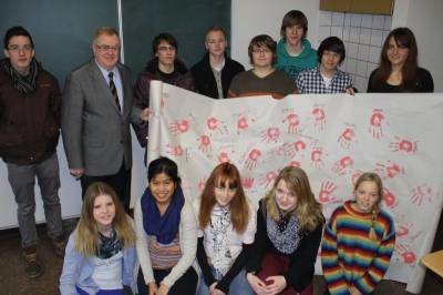 Die Schler des AWG nutzten den Besuch von Reinhold Sendker und berreichten ihm ein Banner zur Aktion Rote Hand  Krieg ist kein Kinderspiel. - Die Schüler des AWG nutzten den Besuch von Reinhold Sendker und überreichten ihm ein Banner zur Aktion Rote Hand  Krieg ist kein Kinderspiel.