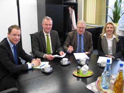 Benedikt Ruhmller und Karin Rodeheger ziehen mit dem Botschafter in Berlin Reinhold Sendker (2. v. r.) an einem Strang fr Ahlen. Links Sendkers Wahlkreismitarbeiter Marcel Opperbeck. - Benedikt Ruhmöller und Karin Rodeheger ziehen mit dem Botschafter in Berlin Reinhold Sendker (2. v. r.) an einem Strang für Ahlen. Links Sendkers Wahlkreismitarbeiter Marcel Opperbeck.