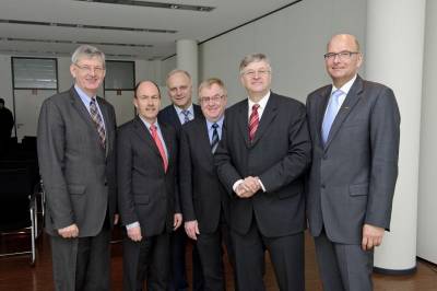 Karl Schiewerling, Landrat Thomas Kubendorff, Johannes Rring, Reinhold Sendker, Staatssekretr Peter Hintze, Dieter Jasper (v. l.). - Karl Schiewerling, Landrat Thomas Kubendorff, Johannes Röring, Reinhold Sendker, Staatssekretär Peter Hintze, Dieter Jasper (v. l.).