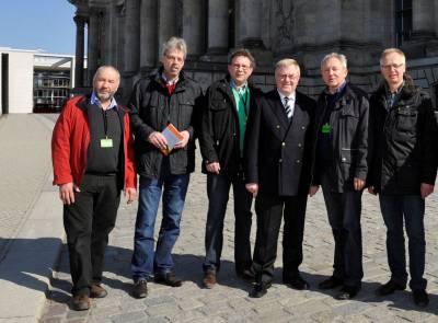 Reinhold Sendker begrte die Gste aus Oelde in Berlin:( v.l.): Rudolf Erlemann, Klaus Aschhoff, Ludger Junkerkalefeld, Reinhold Sendker MdB, Hubert Lakenbrink und Helmut Alberternst. - Reinhold Sendker begrüßte die Gäste aus Oelde in Berlin:( v.l.): Rudolf Erlemann, Klaus Aschhoff, Ludger Junkerkalefeld, Reinhold Sendker MdB, Hubert Lakenbrink und Helmut Alberternst.