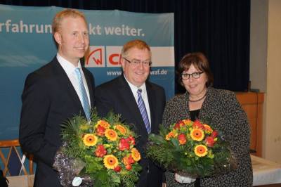 Der CDU-Kreisvorsitzende Reinhold Sendker (Westkirchen) (m.) gratuliert den gerade gewhlten Landtagskandidaten Henning Rehbaum (Albersloh) (l.) und Astrid Birkhahn (Everswinkel) (r.) - Der CDU-Kreisvorsitzende Reinhold Sendker (Westkirchen) (m.) gratuliert den gerade gewählten Landtagskandidaten Henning Rehbaum (Albersloh) (l.) und Astrid Birkhahn (Everswinkel) (r.)