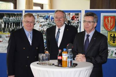 v.l. Reinhold Sendker MdB, Bundesverteidigungsminister Dr. Thomas de Maizire und Warendorfs Brgermeister Jochen Walter - v.l. Reinhold Sendker MdB, Bundesverteidigungsminister Dr. Thomas de Maiziére und Warendorfs Bürgermeister Jochen Walter