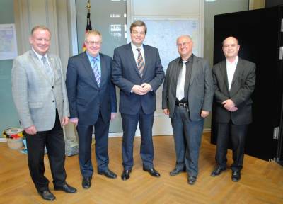 Bild von links nach rechts: Peter Paschke, Reinhold Sendker MdB, PSts Enak Ferlemann MdB, Dr. Norbert Franke, Referatsleiter Dr. Johannes Stemmler Baulandpolitik, Bodenordnung, besonders Stdtebaurecht, Werteermittlung, Kleingartenrecht - Bild von links nach rechts: Peter Paschke, Reinhold Sendker MdB, PSts Enak Ferlemann MdB, Dr. Norbert Franke, Referatsleiter Dr. Johannes Stemmler Baulandpolitik, Bodenordnung, besonders Städtebaurecht, Werteermittlung, Kleingartenrecht