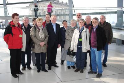 Reinhold Sendker mit den Besuchern aus dem Kreis Warendorf auf dem Dach des Reichstages. - Reinhold Sendker mit den Besuchern aus dem Kreis Warendorf auf dem Dach des Reichstages.