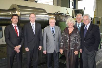 Beim Betriebsbesuch der Polysius AG in Neubeckum stellten sich im Rahmen der Besichtigung der Produktionshallen dem Fotografen: (v.l.):Stefan Dittmar, Dr. Detlev Rose, Reinhold Sendker, Resi Gerwing, Martin Mtherich und Dr. Friedhlem Dierkes - Beim Betriebsbesuch der Polysius AG in Neubeckum stellten sich im Rahmen der Besichtigung der Produktionshallen dem Fotografen: (v.l.):Stefan Dittmar, Dr. Detlev Rose, Reinhold Sendker, Resi Gerwing, Martin Mütherich und Dr. Friedhlem Dierkes