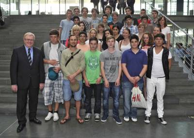Reinhold Sendker mit der Jahrgangstufe 9 des Stdt. Gymnasiums Ahlen.