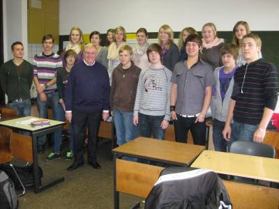 Reinhold Sendker MdB im Gesprch mit Schlern des Augustin-Wibbelt-Gymnasiums.