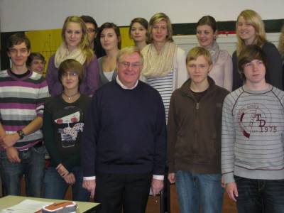 Reinhold Sendker MdB im Gesprch mit Schlern des Augustin-Wibbelt-Gymnasiums. - Reinhold Sendker MdB im Gespräch mit Schülern des Augustin-Wibbelt-Gymnasiums.