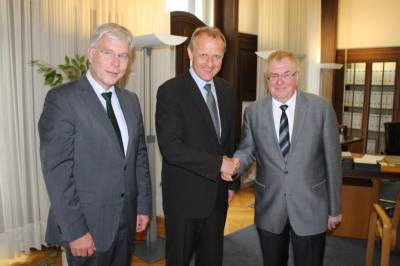 Der heimische Bundestagsabgeordnete Reinhold Sendker (rechts) kam zum Gesprch mit Brgermeister Dr. Karl-Uwe Strothmann und Werner Knepper, CDU-Fraktionsvorsitzender im Beckumer Stadtrat, zusammen. - Der heimische Bundestagsabgeordnete Reinhold Sendker (rechts) kam zum Gespräch mit Bürgermeister Dr. Karl-Uwe Strothmann und Werner Knepper, CDU-Fraktionsvorsitzender im Beckumer Stadtrat, zusammen.