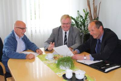 Trafen sich jetzt im Ostbeverner Rathaus zum gemeinsamen Gedankenaustausch: v.l.: CDU-Fraktionschef Ulrich Brandt, Reinhold Sendker MdB, Brgermeister Joachim Schindler. - Trafen sich jetzt im Ostbeverner Rathaus zum gemeinsamen Gedankenaustausch: v.l.: CDU-Fraktionschef Ulrich Brandt, Reinhold Sendker MdB, Bürgermeister Joachim Schindler.