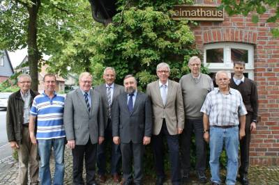 Trafen sich zum Gesprch im Heimathaus in Einen: (v.l.) Josef Wiedenlbbert (Dorfmarketing), Gregor Stockmann (Dorfmarketing), Reinhold Sendker MdB, Hubertus Ebbeskotte (Landesbetrieb Straenbau NRW), Michael Geuckler (ZVM), Heinrich Segbers (DB-Netz), Alwin Wiggering (Dorfmarketing), Raimund Schulze-Tertilt (Dorfmarketing) und Heiner Schultes (Stadt Warendorf). - Trafen sich zum Gespräch im Heimathaus in Einen: (v.l.) Josef Wiedenlübbert (Dorfmarketing), Gregor Stockmann (Dorfmarketing), Reinhold Sendker MdB, Hubertus Ebbeskotte (Landesbetrieb Straßenbau NRW), Michael Geuckler (ZVM), Heinrich Segbers (DB-Netz), Alwin Wiggering (Dorfmarketing), Raimund Schulze-Tertilt (Dorfmarketing) und Heiner Schultes (Stadt Warendorf).