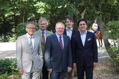 Zu Besuch bei der Reiterlichen Vereinigung: Reinhold Sendker MdB (m.) und die FN-Geschftsfhrer (v.l.) Rainer Reisloh, Dr. Klaus Miesner, Dr. Dennis Peiler und Generalsekretr Snke Lauterbach.  - Zu Besuch bei der Reiterlichen Vereinigung: Reinhold Sendker MdB (m.) und die FN-Geschäftsführer (v.l.) Rainer Reisloh, Dr. Klaus Miesner, Dr. Dennis Peiler und Generalsekretär Sönke Lauterbach. 