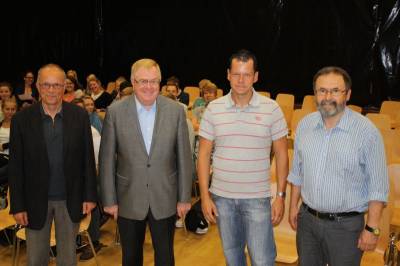 Reinhold Sendker MdB (2.v.l.) besuchte jetzt das Albertus-Magnus-Gymnasium in Beckum und wurde dabei von Schulleiter Dr. Norbert Westerhoff (l.), Jochen Tnsgerlemann (2.v.r.) und Dieter Hanning (r.) in Empfang genommen. - Reinhold Sendker MdB (2.v.l.) besuchte jetzt das Albertus-Magnus-Gymnasium in Beckum und wurde dabei von Schulleiter Dr. Norbert Westerhoff (l.), Jochen Tönsgerlemann (2.v.r.) und Dieter Hanning (r.) in Empfang genommen.