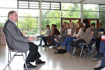 Reinhold Sendker MdB im Gesprch mit den Schlern der Von-Galen-Realschule. - Reinhold Sendker MdB im Gespräch mit den Schülern der Von-Galen-Realschule.