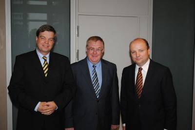 v.l. PSts Enak Ferlmann MdB, Reinhold Sendker MdB und der Prsident der IHK Nord Westfalen Dr. Benedikt Hffer. - v.l. PSts Enak Ferlmann MdB, Reinhold Sendker MdB und der Präsident der IHK Nord Westfalen Dr. Benedikt Hüffer.