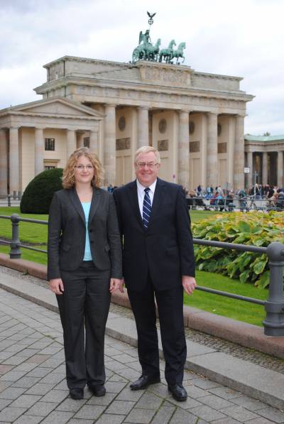 Kathrin Willmann mit Reinhold Sendker MdB vor dem Brandenburger Tor - Kathrin Willmann mit Reinhold Sendker MdB vor dem Brandenburger Tor