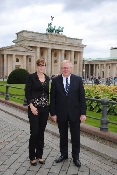 Kathrin Riemann mit Reinhold Sendker MdB vor dem Brandenburger Tor - Kathrin Riemann mit Reinhold Sendker MdB vor dem Brandenburger Tor