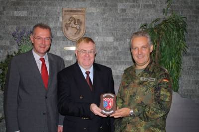 (v.l.) Brgermeister Benedikt Ruhmller, CDU-Bundestagsabgeordneter Reinhold Sendker, Kommandeur des Sanittsregiments 22 Westfalen Oberfeldarzt Dr. Johannes Grohmann