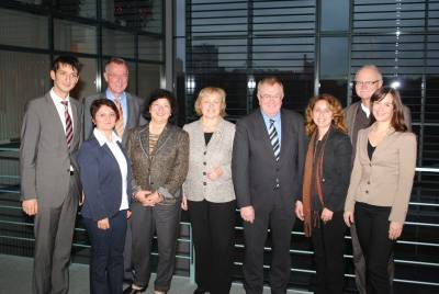 Reinhold Sendker mit der Staatsministerin Bhmer und der Delegation aus Ahlen im Bundeskanzleramt. - Reinhold Sendker mit der Staatsministerin Böhmer und der Delegation aus Ahlen im Bundeskanzleramt.