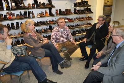 Reinhold Sendker MdB mit Karl-Heinz Greiwe, Elke Duhme und Christoph Boge zu Gast im Schuhgeschft bei Hermann Niermann