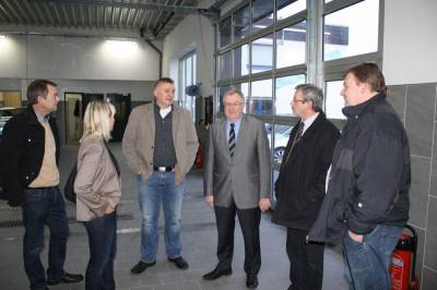 Jrgen und Martin Ausber zeigen Reinhold Sendker MdB und seinen Begleitern bei ihrer ersten Station im Autohaus Ausber die frisch renovierte und energetisch sanierte Werkstatt  - Jürgen und Martin Ausber zeigen Reinhold Sendker MdB und seinen Begleitern bei ihrer ersten Station im Autohaus Ausber die frisch renovierte und energetisch sanierte Werkstatt 