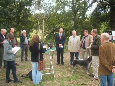 Reinhold Sendker MdB bei der Aktion Wildblummencker.