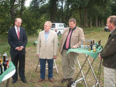 Reinhold Sendker MdB bei der Aktion Wildblummencker.