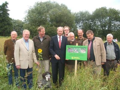 Reinhold Sendker MdB bei der Aktion Wildblummencker.