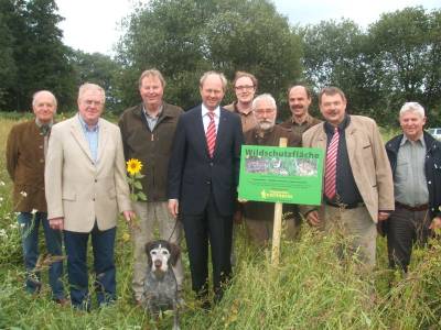 Reinhold Sendker MdB bei der Aktion Wildblummencker.