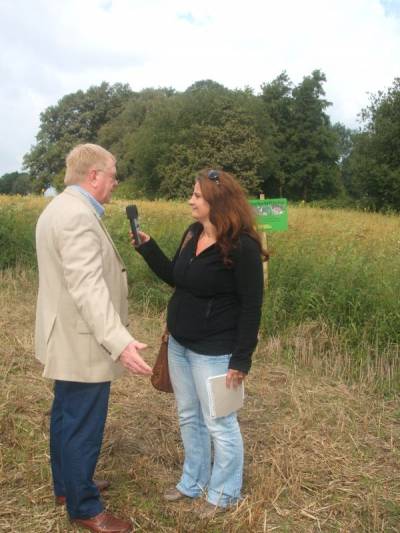 Reinhold Sendker MdB bei der Aktion Wildblummencker. - Reinhold Sendker MdB bei der Aktion Wildblummenäcker.