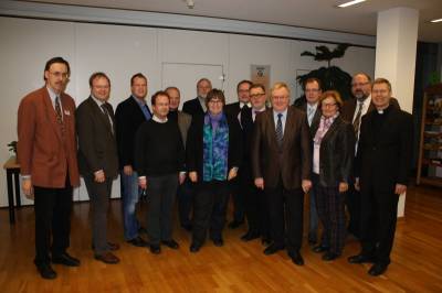 Der CDU-Kreisvorstand im Gesprch mit den Vertretern der katholischen Kirche.
v.l. Direktor LVHS Michael Gennert, Stephan Schulze Westhoff, Marcel Opperbeck, Pfarrer Michael Mombauer , Heinz Josef Schulze Westhoff, Michael Spanke, Astrid Birkhahn MdL, Dechant Wilhelm Buddenkotte, Karl Wilhelm Hild, Reinhold Sendker MdB, Burkhard Marx, Uschi Puke, Michael Meinke, Weihbischof Dr. Stefan Zekorn - Der CDU-Kreisvorstand im Gespräch mit den Vertretern der katholischen Kirche.
v.l. Direktor LVHS Michael Gennert, Stephan Schulze Westhoff, Marcel Opperbeck, Pfarrer Michael Mombauer , Heinz Josef Schulze Westhoff, Michael Spanke, Astrid Birkhahn MdL, Dechant Wilhelm Buddenkotte, Karl Wilhelm Hild, Reinhold Sendker MdB, Burkhard Marx, Uschi Puke, Michael Meinke, Weihbischof Dr. Stefan Zekorn