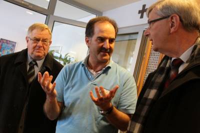 Die Bundestagsabgeordneten Karl Schiewerling (r.) und Reinhold Sendker (l.) informierten sich im St. Josef-Stift ber die Probleme rheumakranker Kinder und ihrer Familien. Stationsleiter Walter Rudde berichtete aus dem Alltag der Station C1. - Die Bundestagsabgeordneten Karl Schiewerling (r.) und Reinhold Sendker (l.) informierten sich im St. Josef-Stift über die Probleme rheumakranker Kinder und ihrer Familien. Stationsleiter Walter Rudde berichtete aus dem Alltag der Station C1.