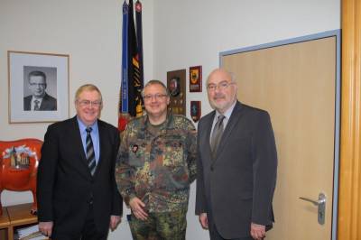 Antrittsbesuch des Bundestagsabgeordneten Reinhold Sendker (l.) mit Ahlens CDU-Stadtverbands-Chef Erhard Richard (r.) beim Kommandeur des Sanittsregiments 22 Westfalen, Oberfeldarzt Fritz Stoffregen(m.). - Antrittsbesuch des Bundestagsabgeordneten Reinhold Sendker (l.) mit Ahlens CDU-Stadtverbands-Chef Erhard Richard (r.) beim Kommandeur des Sanitätsregiments 22 Westfalen, Oberfeldarzt Fritz Stoffregen(m.).