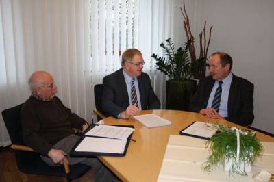 Reinhold Sendker (m.) im Gesprch mit Brgermeister Schindler (r.) und CDU-Fraktionschef Ulrich Brandt. - Reinhold Sendker (m.) im Gespräch mit Bürgermeister Schindler (r.) und CDU-Fraktionschef Ulrich Brandt.