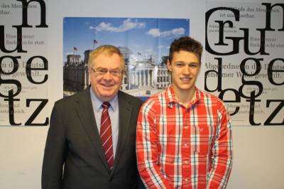 Leon Menzel im Wahlkreisbro bei Reinhold Sendker MdB. - Leon Menzel im Wahlkreisbüro bei Reinhold Sendker MdB.