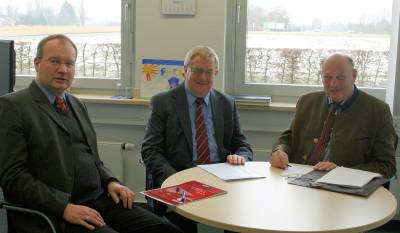 Reinhold Sendker (m.) im Gesprch mit Dr. Matthias Quas (l.) und dem Vorsitzenden Graf von Spee - Reinhold Sendker (m.) im Gespräch mit Dr. Matthias Quas (l.) und dem Vorsitzenden Graf von Spee