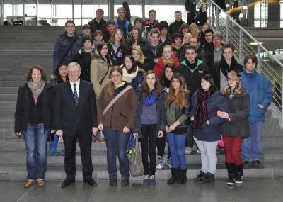 Reinhold Sendker mit den Schlern der Anne-Frank-Schule im Paul-Lbe-Haus des Deutschen Bundestages. - Reinhold Sendker mit den Schülern der Anne-Frank-Schule im Paul-Löbe-Haus des Deutschen Bundestages.