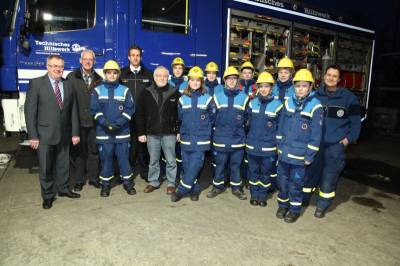 MdB Reinhold Sendker(l.) , Martin Mtherich, Ralf Pelkmann (4.v.l.), Rudi Goriss, 5.v.l. und Diana Thiedig(r.) im Kreise der jungen THWler vor dem neuen Fahrzeug. - MdB Reinhold Sendker(l.) , Martin Mütherich, Ralf Pelkmann (4.v.l.), Rudi Goriss, 5.v.l. und Diana Thiedig(r.) im Kreise der jungen THW´ler vor dem neuen Fahrzeug.