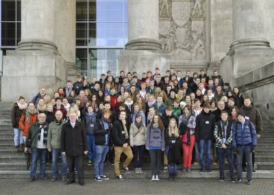 Reinhold Sendker mit den Gsten aus Warendorg vor dem Reichstag. - Reinhold Sendker mit den Gästen aus Warendorg vor dem Reichstag.