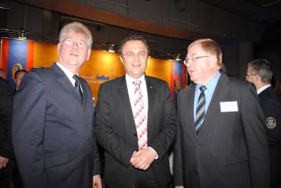 Reinhold Sendker (r.) im Gesprch mit Innenminister Friedrich (m.) und dem Beckumer Kreisbrandmeister Heinz Nordhoff. - Reinhold Sendker (r.) im Gespräch mit Innenminister Friedrich (m.) und dem Beckumer Kreisbrandmeister Heinz Nordhoff.