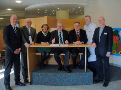 Der CDU-Bundestagsabgeordnete Reinhold Sendker hat das Oelder Marienhospital besucht. Das Bild zeigt (v.l.) den CDU-Fraktionsvorsitzenden Daniel Hagemeier, den Geschftsfhrer des Marienhospitals, Dr. Stephan Pantenburg, die Stellvertretende CDU-Fraktionsvorsitzende Andrea Geiger, Reinhold Sendker, den Stellvertretenden Brgermeister Heinz Junkerkalefeld, den rztlichen Direktor des Krankenhauses, Dr. Klaus Welslau, sowie Pflegedienstleiter Heinrich Siefers. - Der CDU-Bundestagsabgeordnete Reinhold Sendker hat das Oelder Marienhospital besucht. Das Bild zeigt (v.l.) den CDU-Fraktionsvorsitzenden Daniel Hagemeier, den Geschäftsführer des Marienhospitals, Dr. Stephan Pantenburg, die Stellvertretende CDU-Fraktionsvorsitzende Andrea Geiger, Reinhold Sendker, den Stellvertretenden Bürgermeister Heinz Junkerkalefeld, den Ärztlichen Direktor des Krankenhauses, Dr. Klaus Welslau, sowie Pflegedienstleiter Heinrich Siefers.