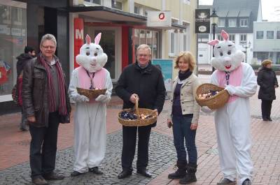 (v.l.) Peter Hellweg, ein nicht namentlich bekannter Osterhase, Reinhold Sendker (MDB), Heike Post, Sebastian Vennebusch - (v.l.) Peter Hellweg, ein nicht namentlich bekannter Osterhase, Reinhold Sendker (MDB), Heike Post, Sebastian Vennebusch